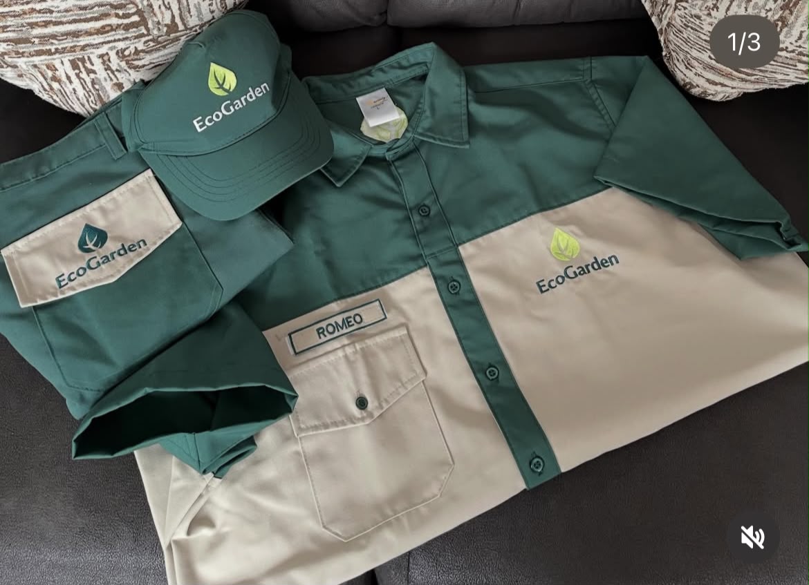 Uniforme corporativo verde y beige