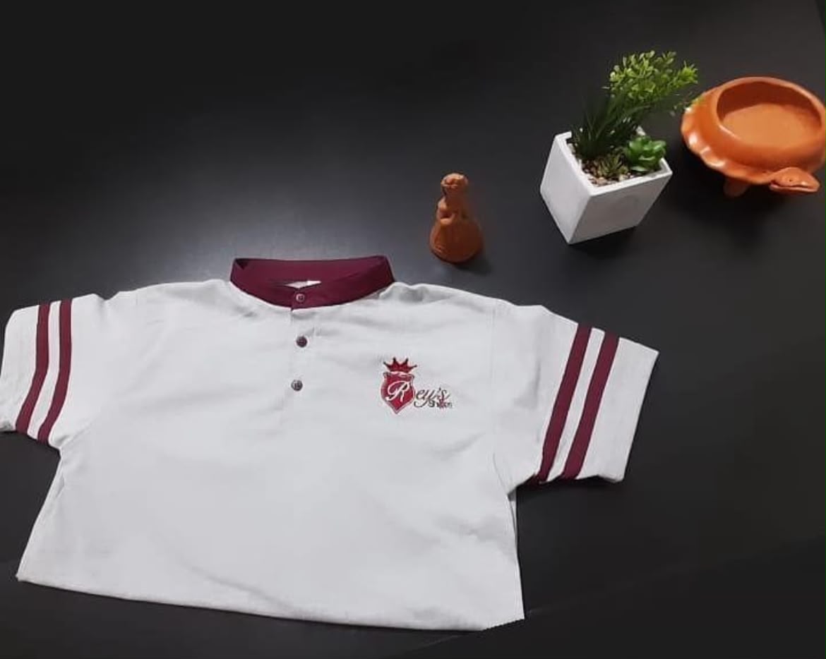 Playera polo blanca con detalles bordados